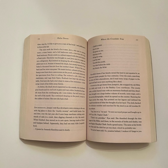 Where The Crawdads Sing by Delia Owens. Paperback book - Picture 4 of 4